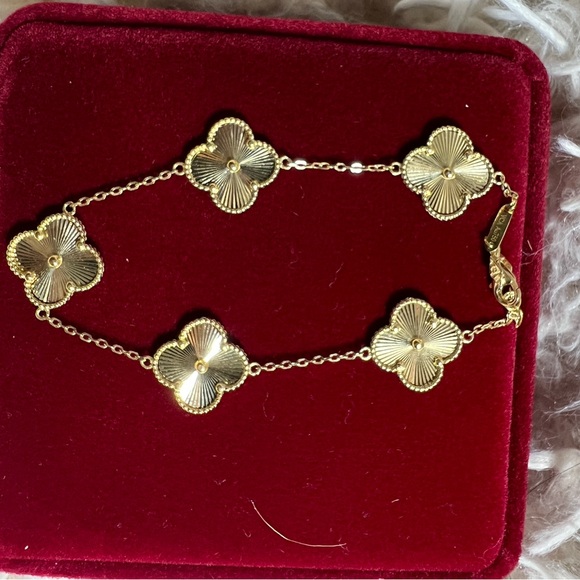 Elegant Gold Flower Bracelet - Picture 9 of 16